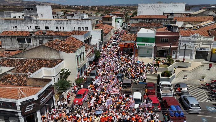 Imagem aérea de evento na cidade
