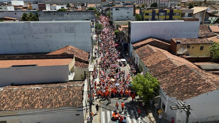 Imagem aérea de multidão em evento