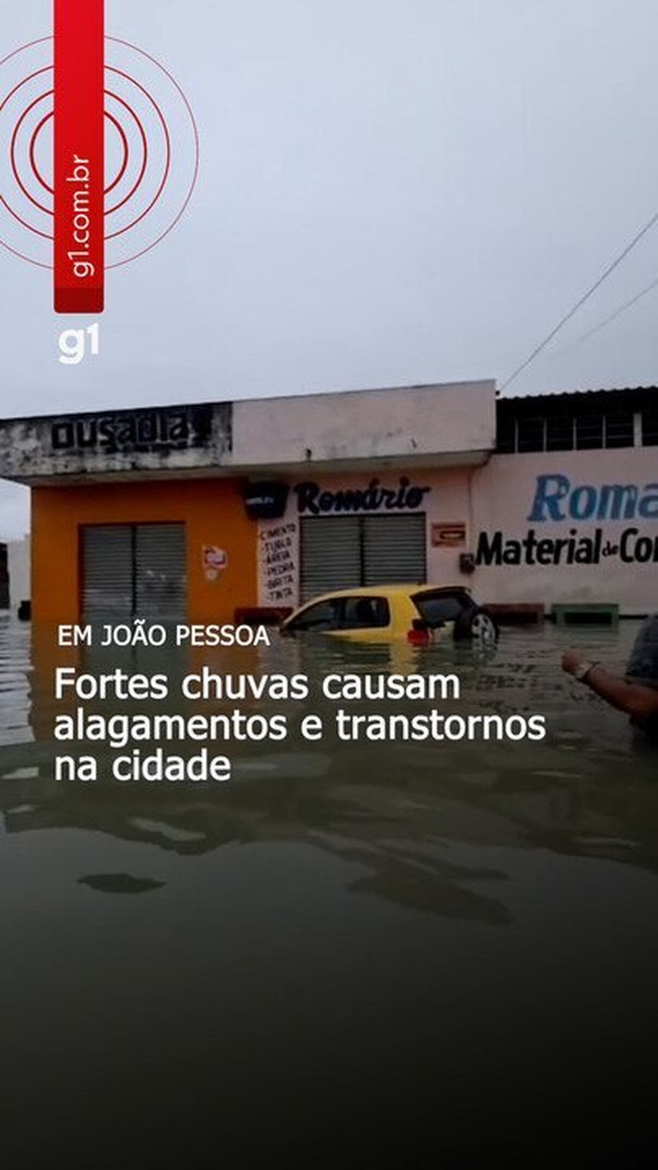 Casal de idosos acamados fica ilhado em casa após fortes chuvas, em João Pessoa