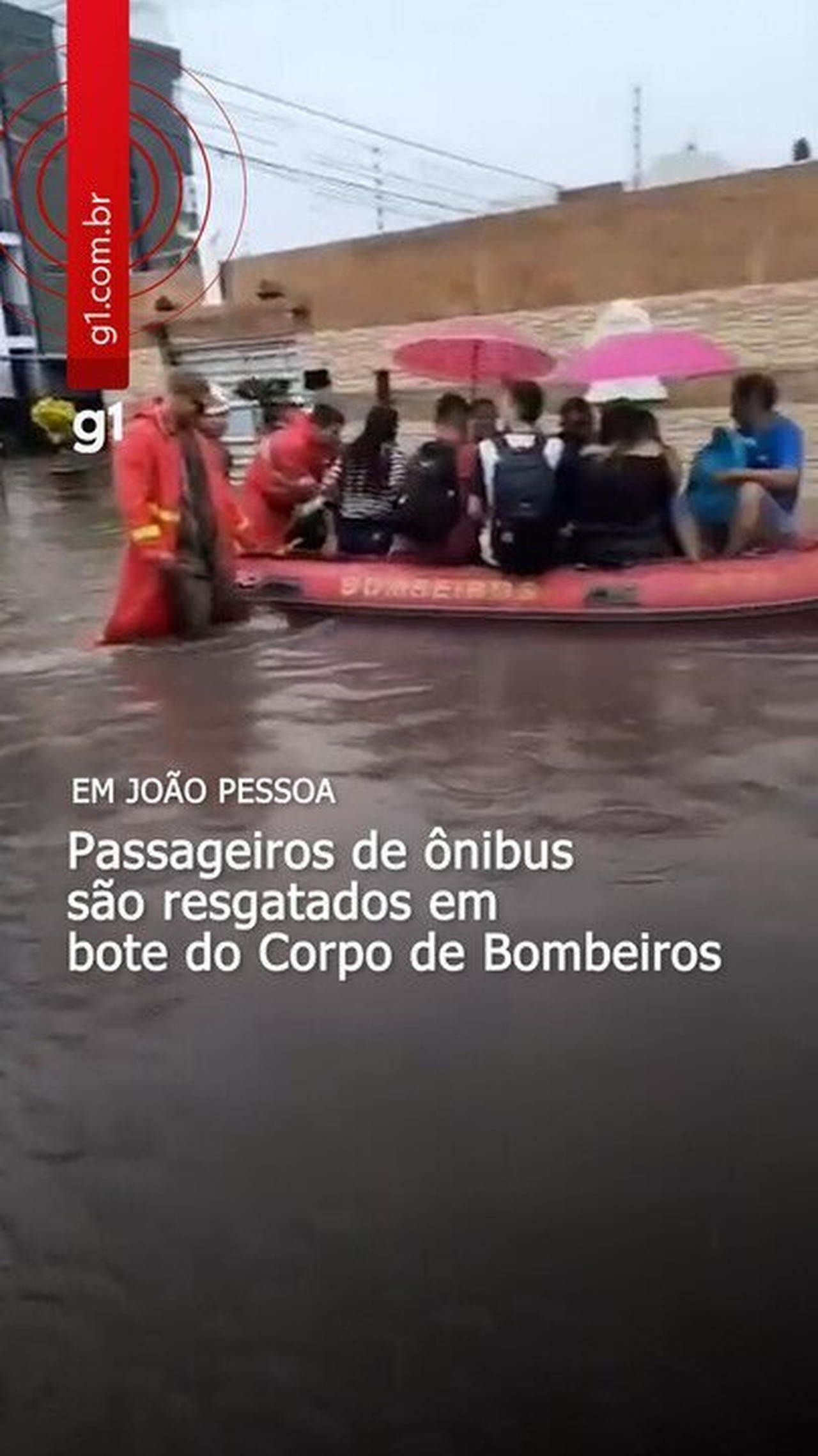 Ônibus fica ilhado em João Pessoa após chuvas, e passageiros são resgatados pelo Corpo de Bombeiros 
