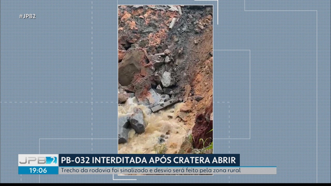 Cratera na PB-032 aumenta após fortes chuvas e faixa da via é totalmente interditada, na Paraíba