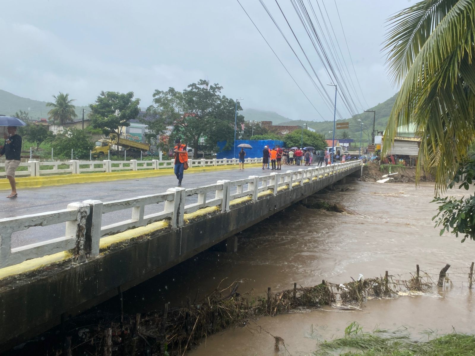 Chuvas na Paraíba: rio transborda,  ponte é danificada e moradores ficam ilhados em Ingá 