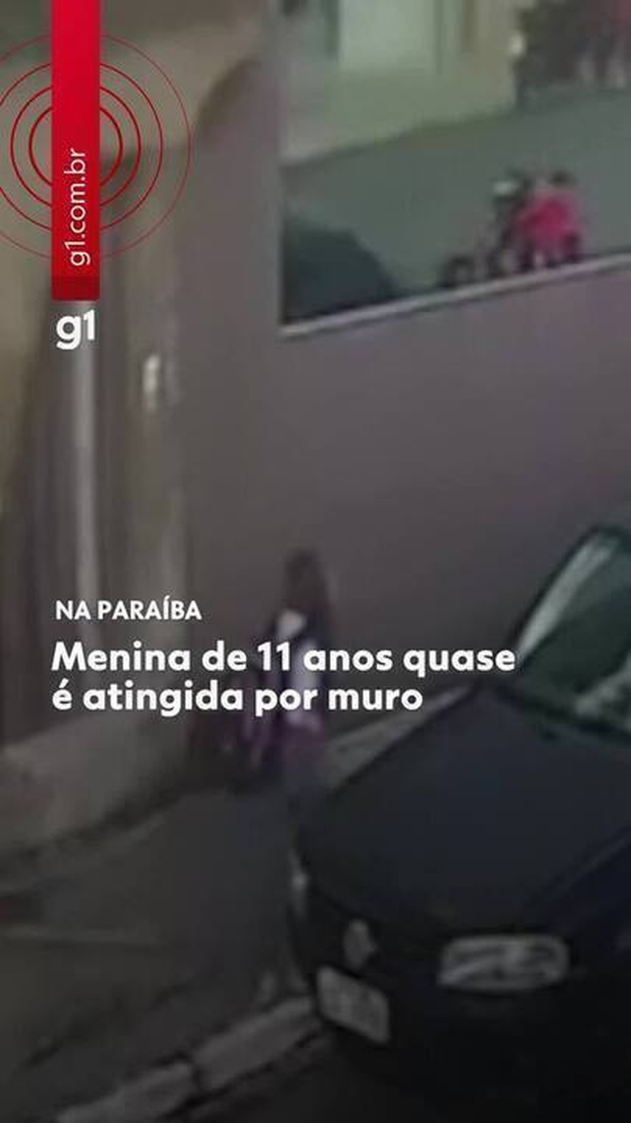 Criança quase é atingida por muro após desabamento, no Agreste da Paraíba; VÍDEO