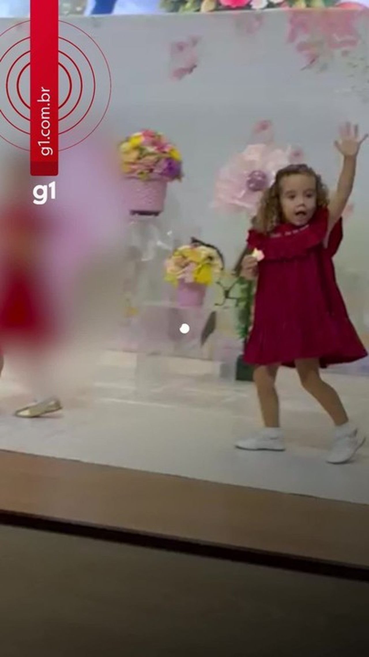 Criança pergunta pelo pai durante apresentação de Dia das Mães em João Pessoa e vídeo viraliza