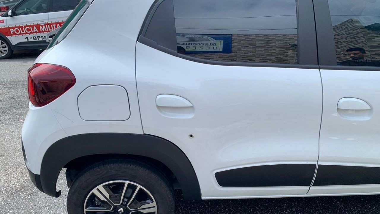 Funcionária da Câmara de João Pessoa tem carro atingido por tiro após briga de trânsito; suspeito é liberado