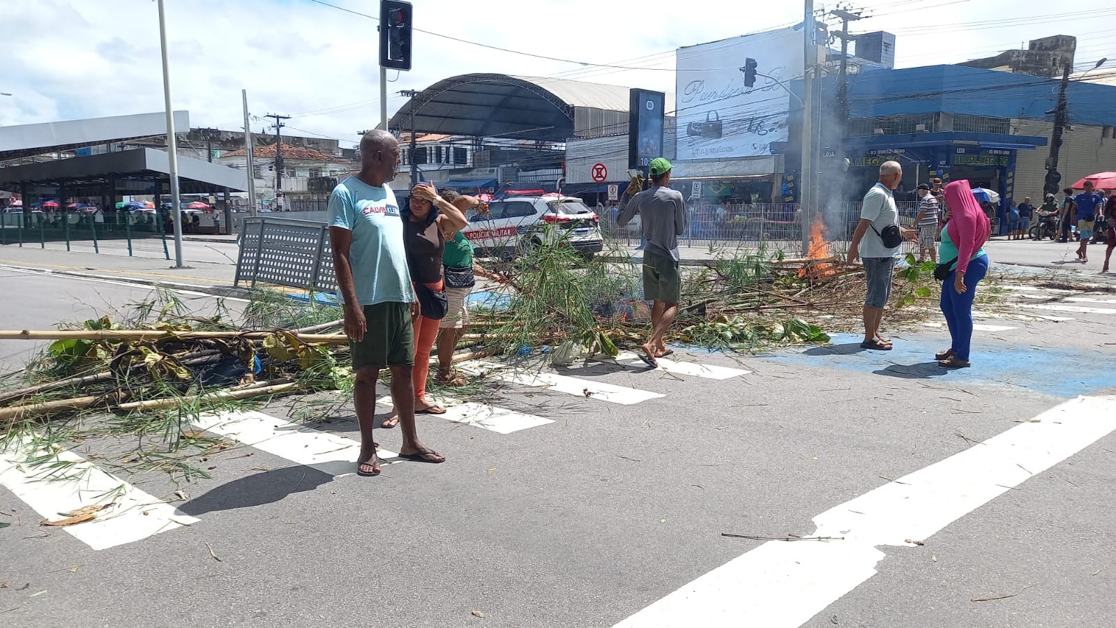 Protesto de ambulântes bloqueia terminal de ônibus da Lagoa, em João Pessoa