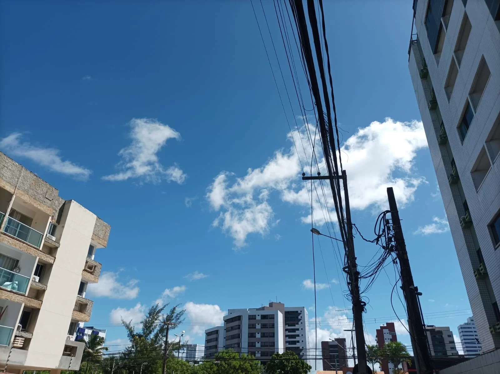 MPPB ajuíza ação contra a Energisa por fiação irregular em vias públicas de João Pessoa