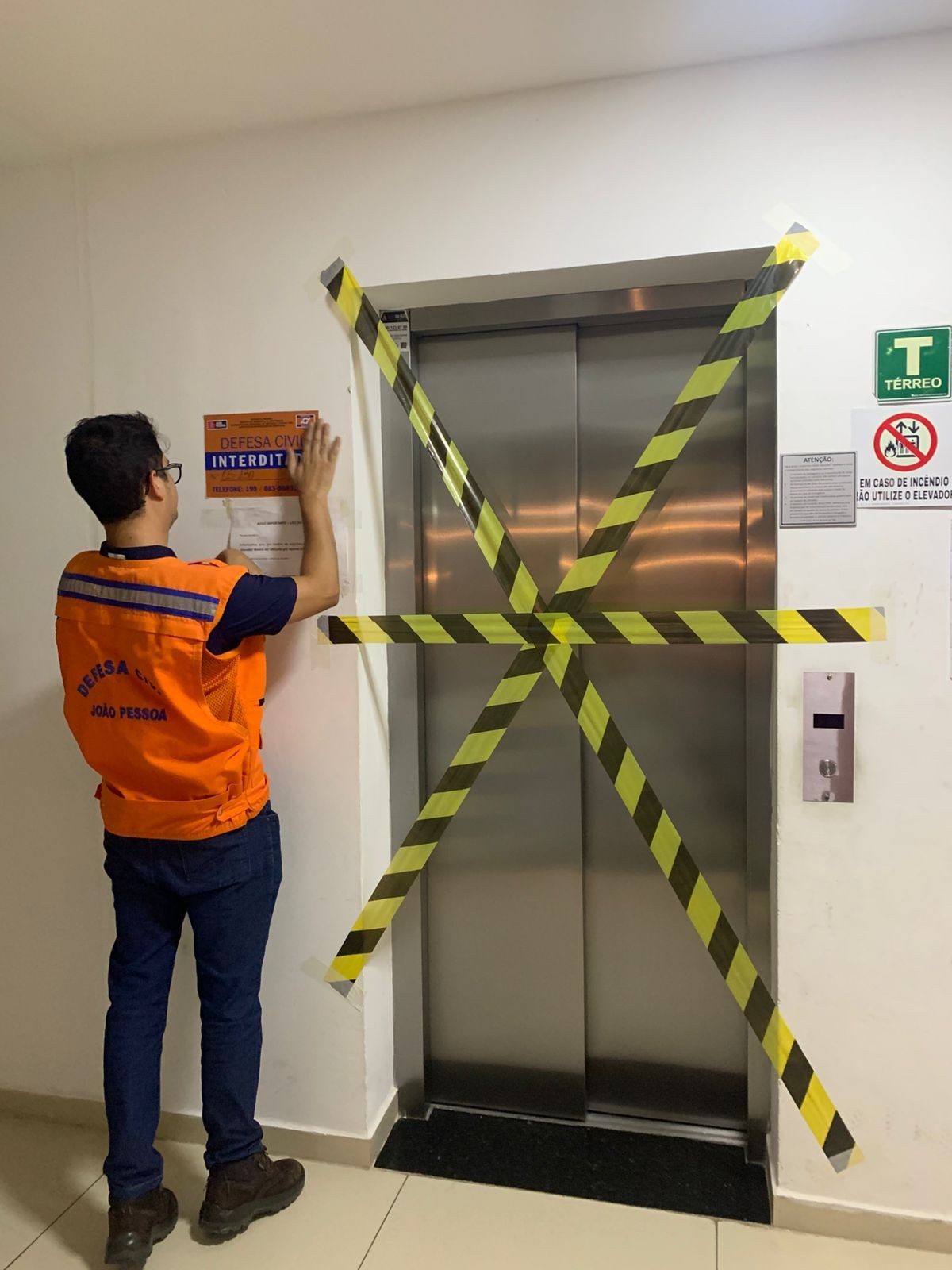 Defesa Civil interdita elevadores de residencial ligado a condomínio onde elevador caiu e deixou mulher paraplégica