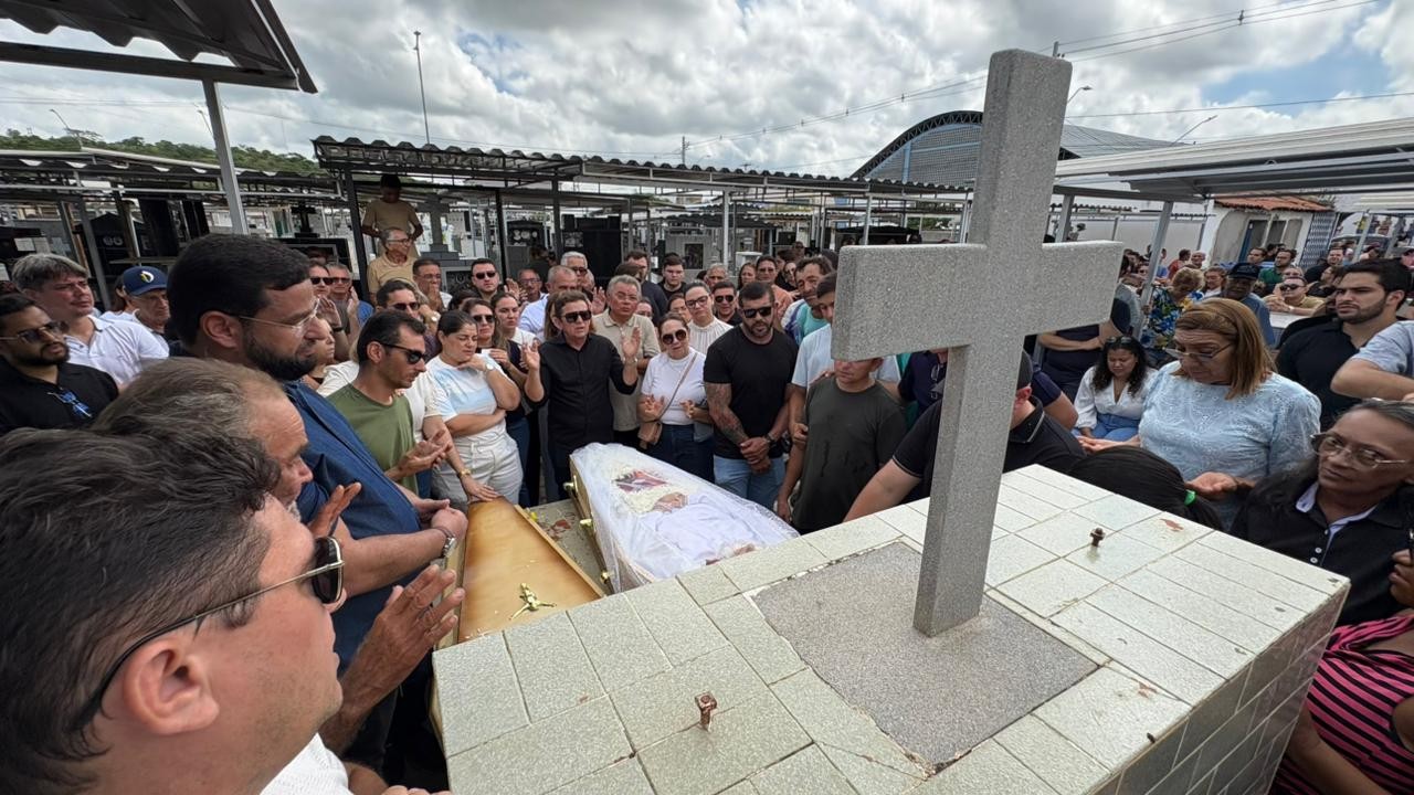 Mulher que morreu depois de comer em pizzaria investigada por surto de intoxicação alimentar é enterrada na PB