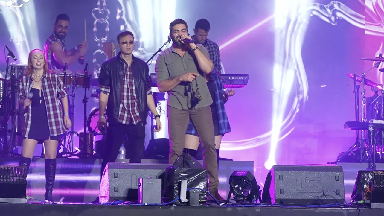 
Henrique e Juliano reúnem multidão sob chuva no São João de Campina Grande e homenageiam Marília Mendonça
