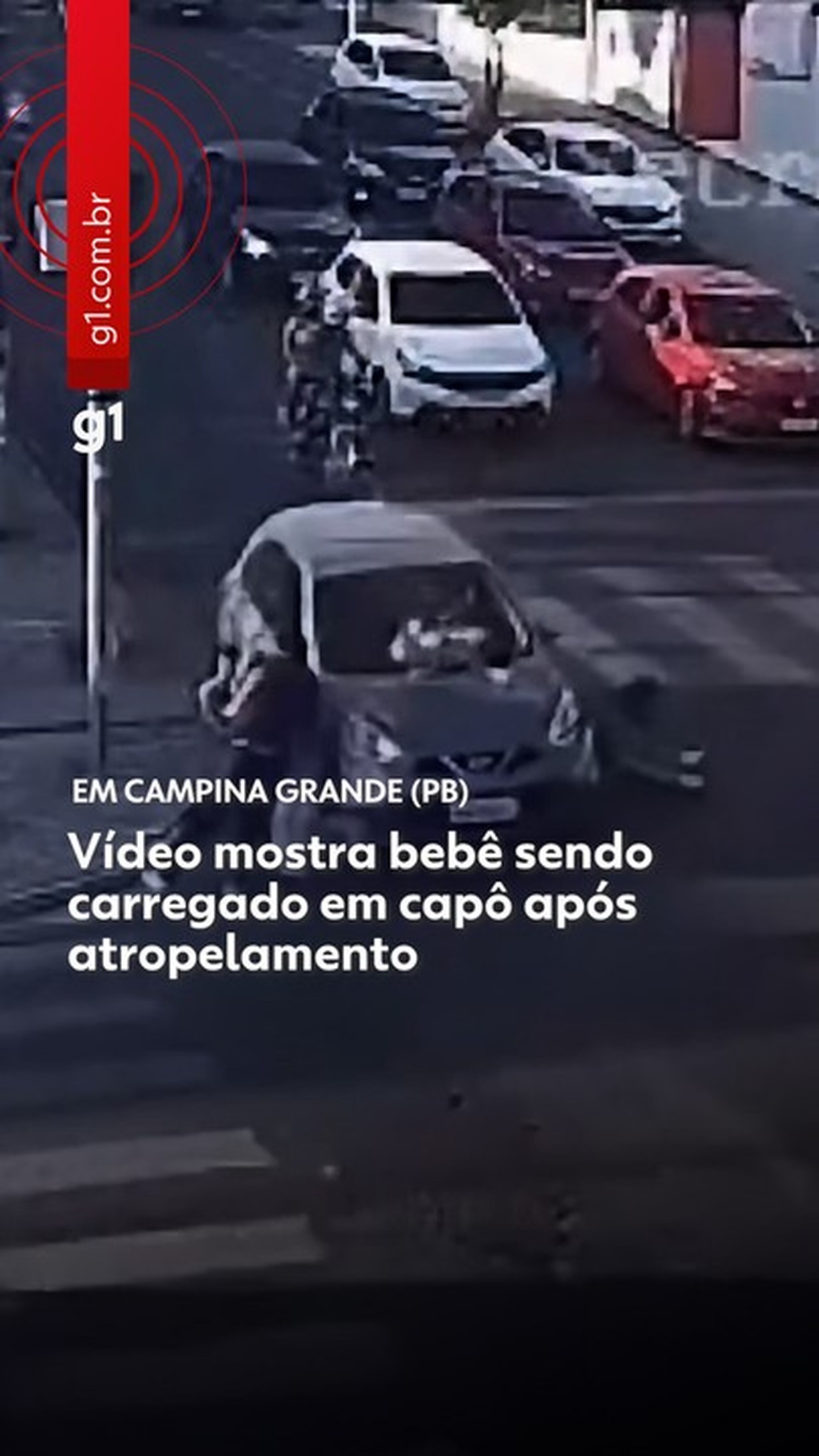 Bebê fica preso em capô de carro após atropelamento, na Paraíba; Vídeo mostra o momento