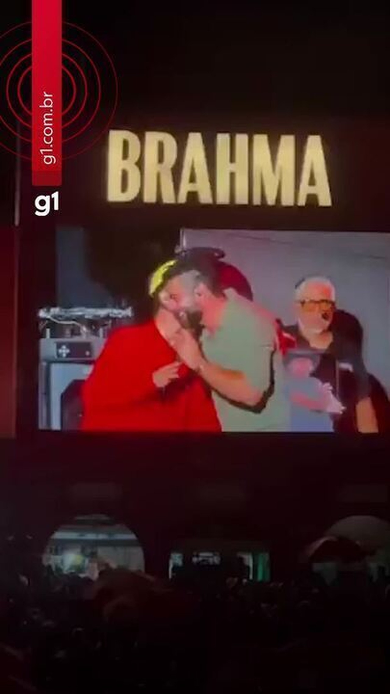 Socorrista se recusa a cantar após receber microfone de Henrique, da dupla com Juliano, em show no São João de Campina Grande: 'Não sou cantor'