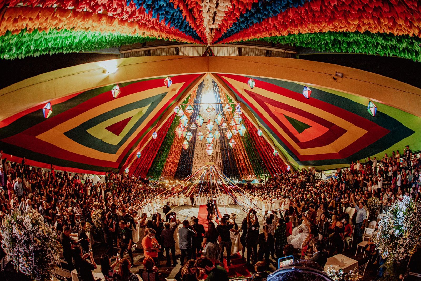 Casamento coletivo com mais de 90 casais acontece na Pirâmide do Parque do Povo neste Dia dos Namorados 