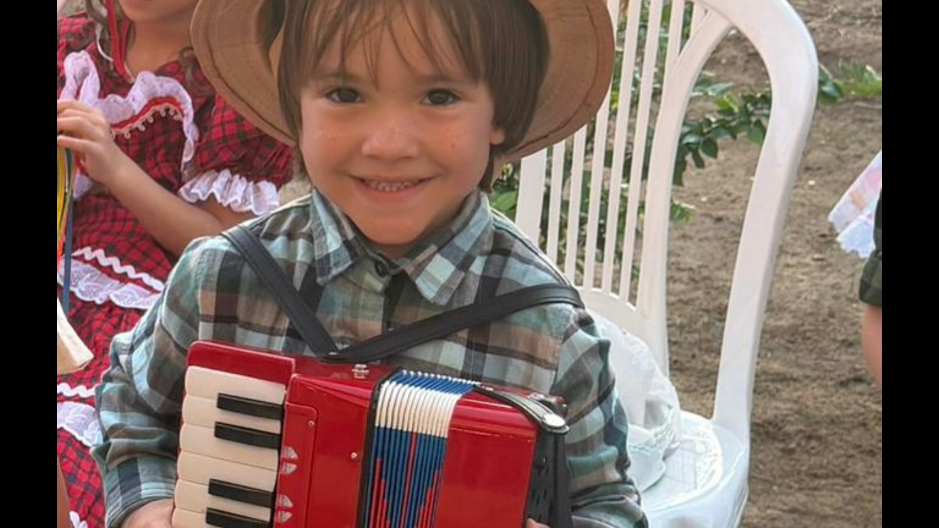 Menino viraliza ao cantar forró nas redes sociais e ganha reconhecimento de artistas