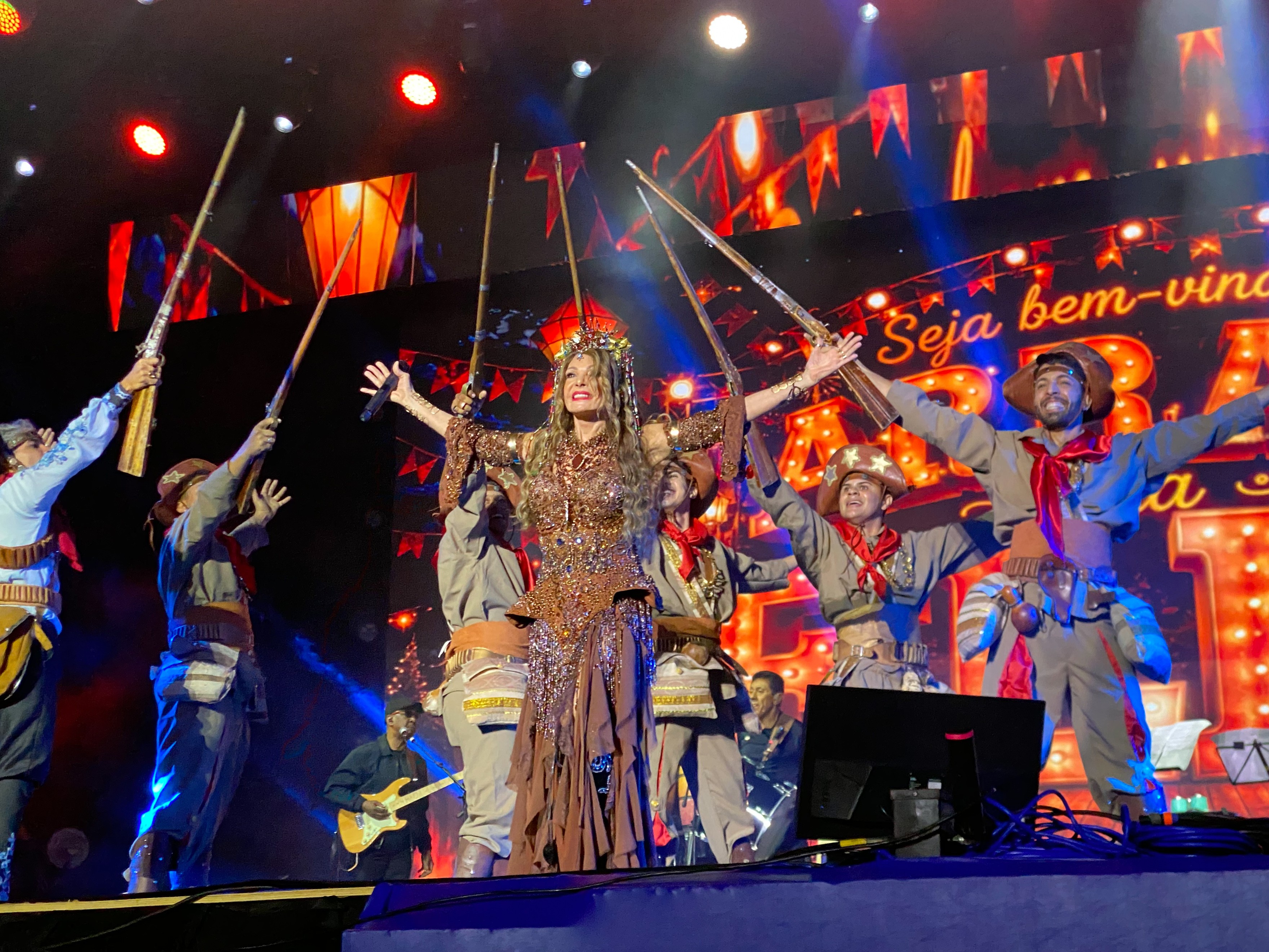 Show de Elba Ramalho no São João de Campina Grande atrai fãs de várias partes do país: 'Esperei 35 anos' 