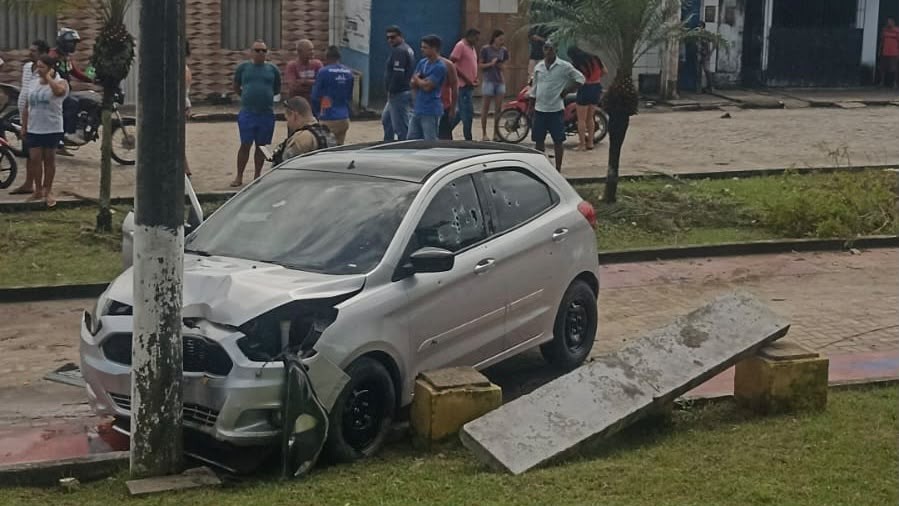 Homem é morto a tiros enquanto dirigia carro em Pedras de Fogo 