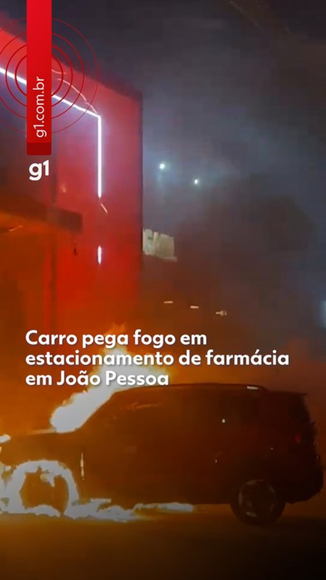Carro pega fogo em frente a farmácia e fica totalmente destruído, em João Pessoa; VÍDEO