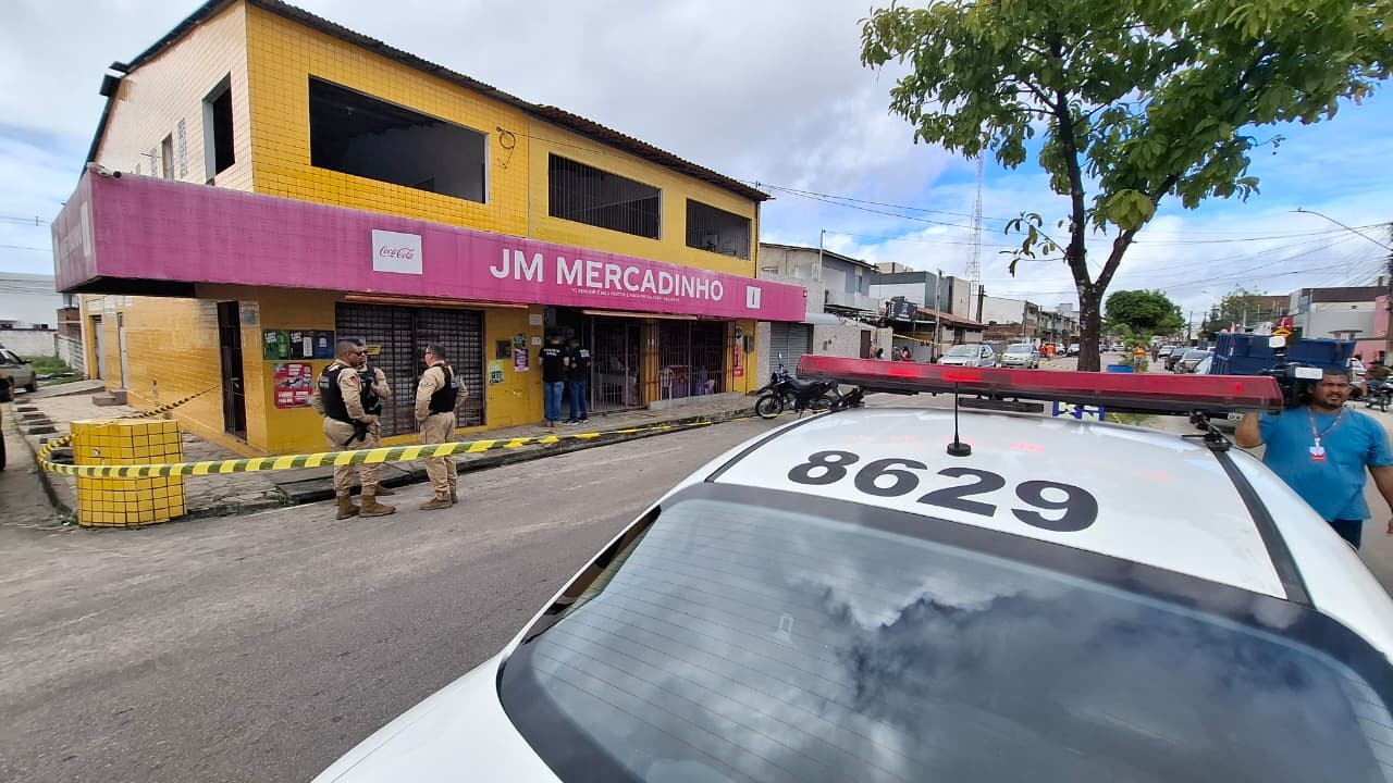 Homem é morto a tiros dentro de mercado enquanto comprava cerveja, em João Pessoa