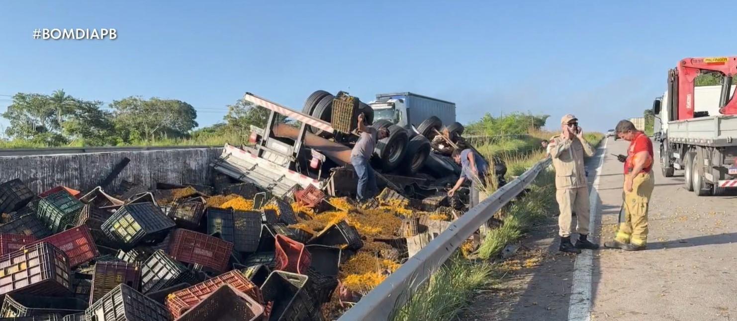 Caminhoneiro morre após veículo capotar na BR-101, na PB
