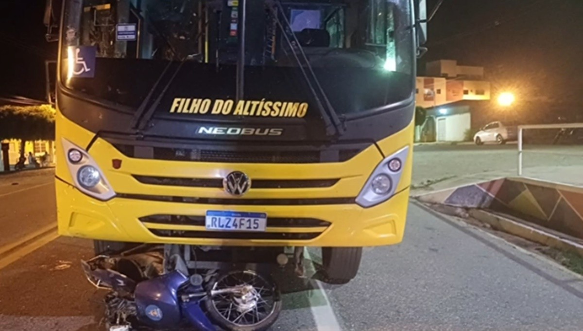 Idoso fica gravemente ferido em acidente entre moto e ônibus escolar, no Sertão da PB