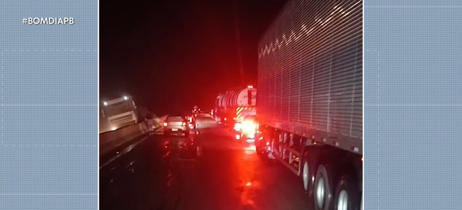 Caminhão com carga de tijolos tomba e bloqueia techo da BR-101, na Grande João Pessoa
