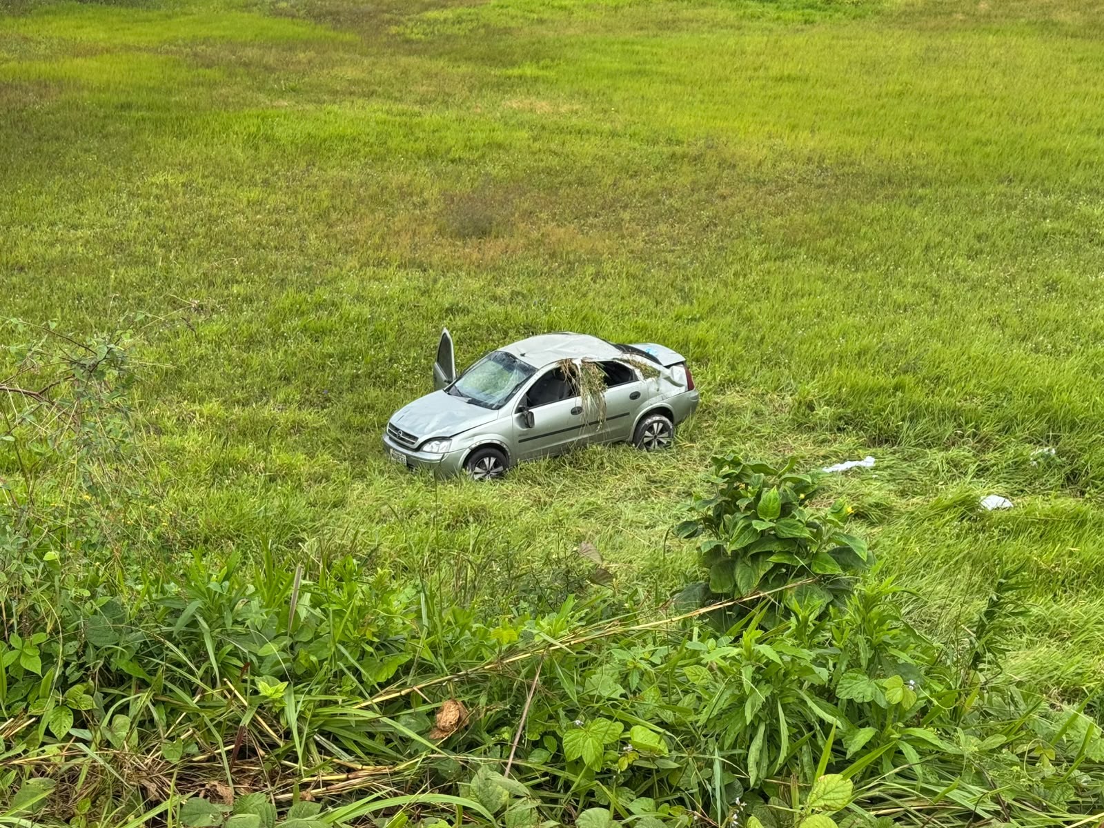 Pai, mãe e dois filhos ficam feridos após carro capotar na BR-230, na Grande João Pessoa