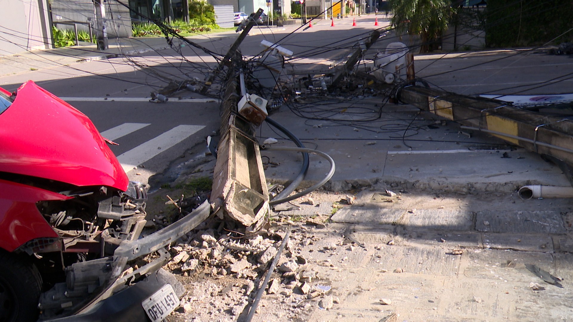 Carro derruba postes e causa destruição em avenida de João Pessoa