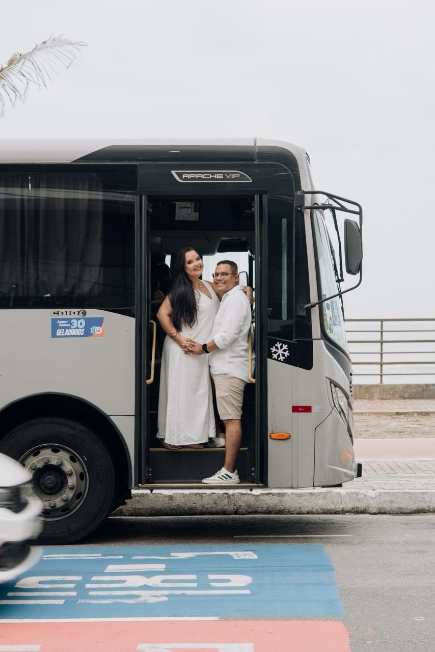 Noiva chega de ônibus a casamento no Litoral Sul da Paraíba, e história viraliza nas redes sociais: 'Faz parte da nossa rotina'