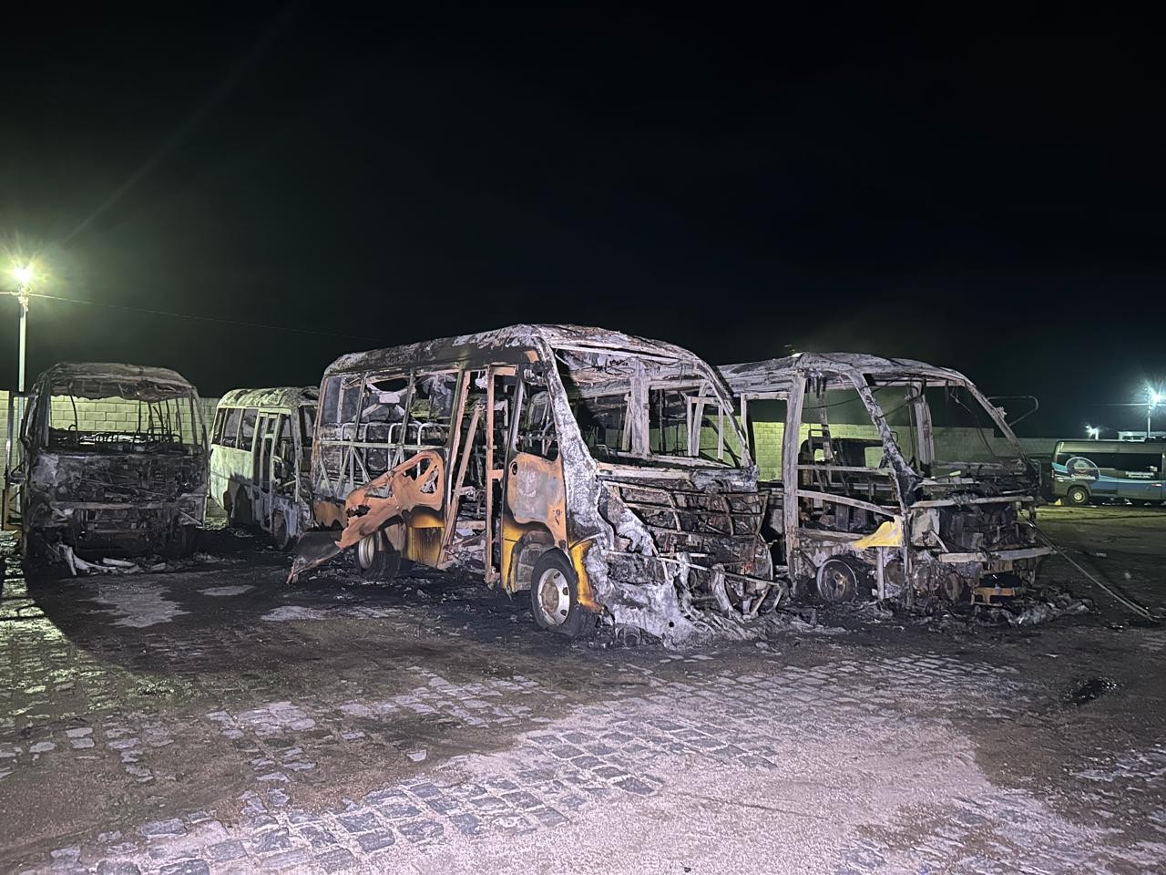 Incêndio destrói seis ônibus escolares e um caminhão em garagem municipal de Queimadas, na PB; VÍDEO