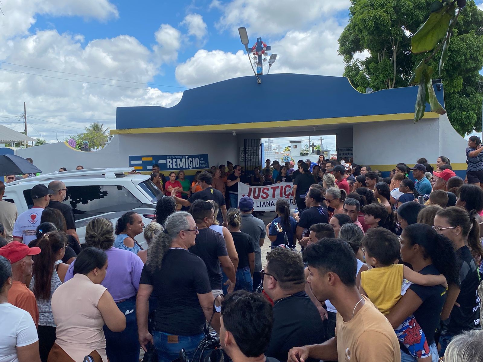 Corpo de bebê vítima de suposta negligência médica em hospital de Campina Grande é sepultado