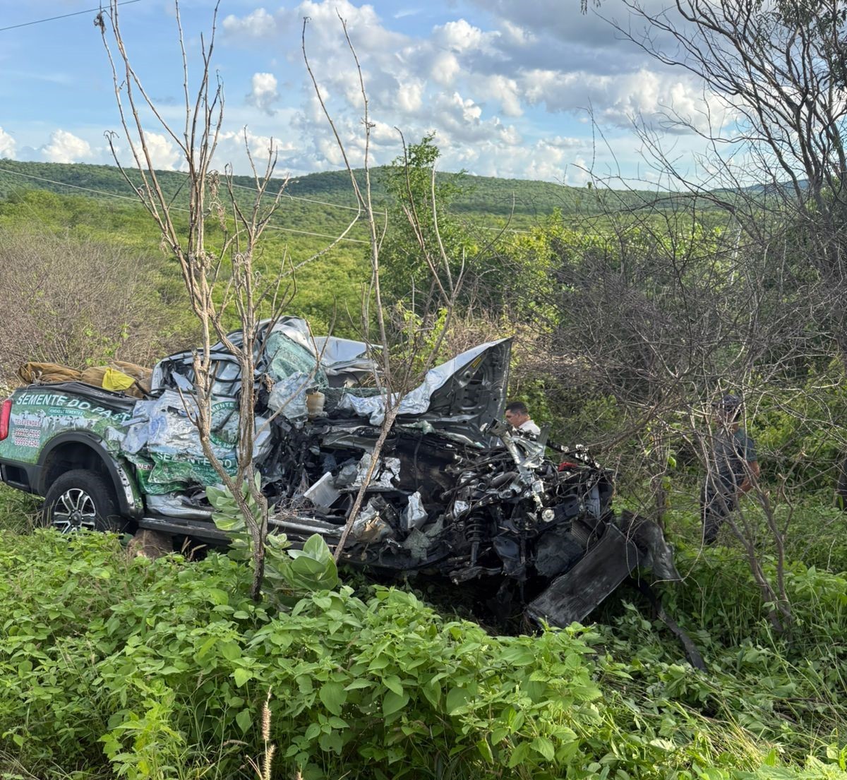 Dois homens morrem em acidente entre caminhão e caminhonete, na BR-104, no Agreste da Paraíba
