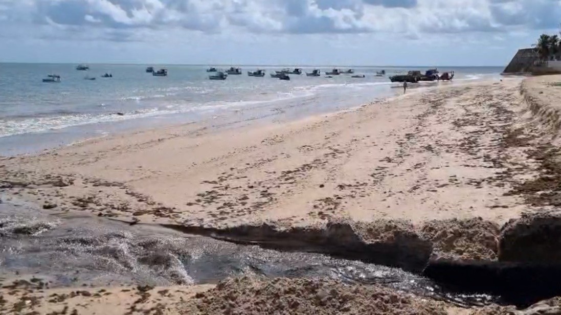 Justiça determina medidas para conter lançamento de esgoto em praias de João Pessoa