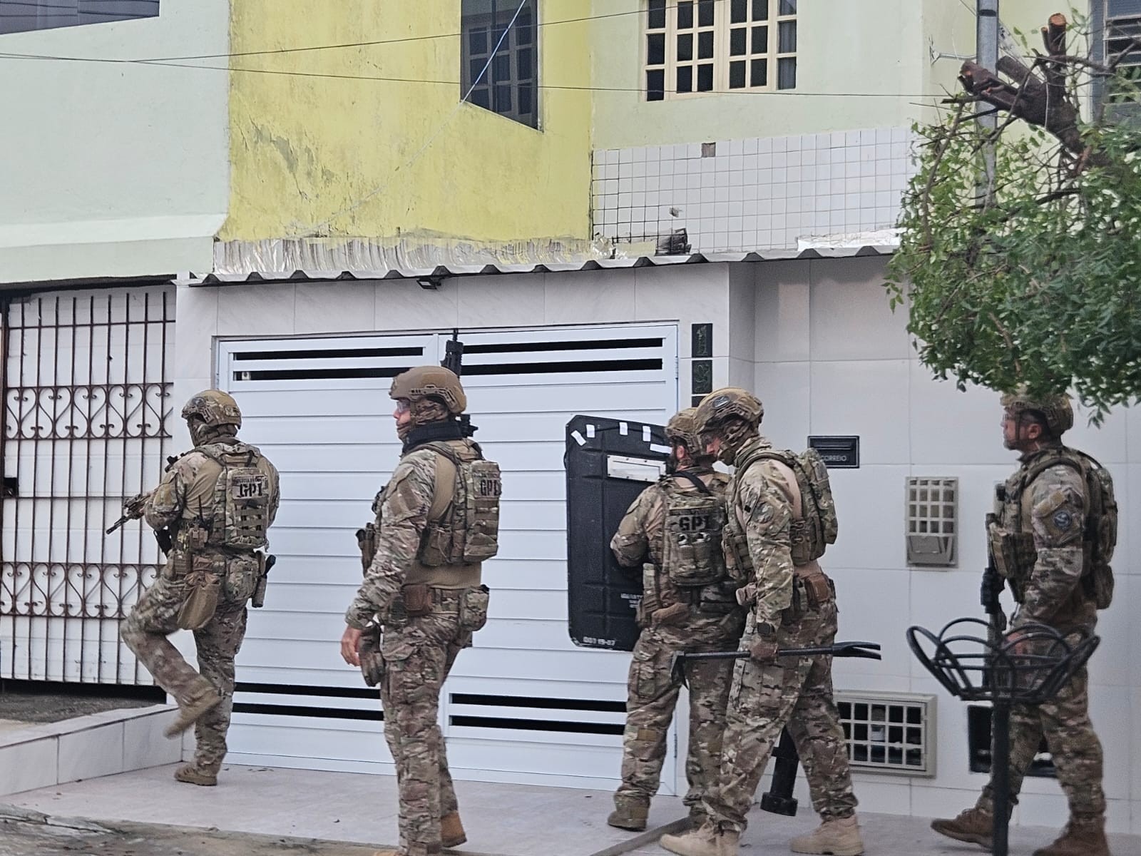 PF cumpre mandados de prisão e busca em operação contra tráfico de drogas, em Campina Grande