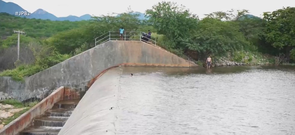 Após seis anos, Barragem da Farinha volta a sangrar, no Sertão da Paraíba