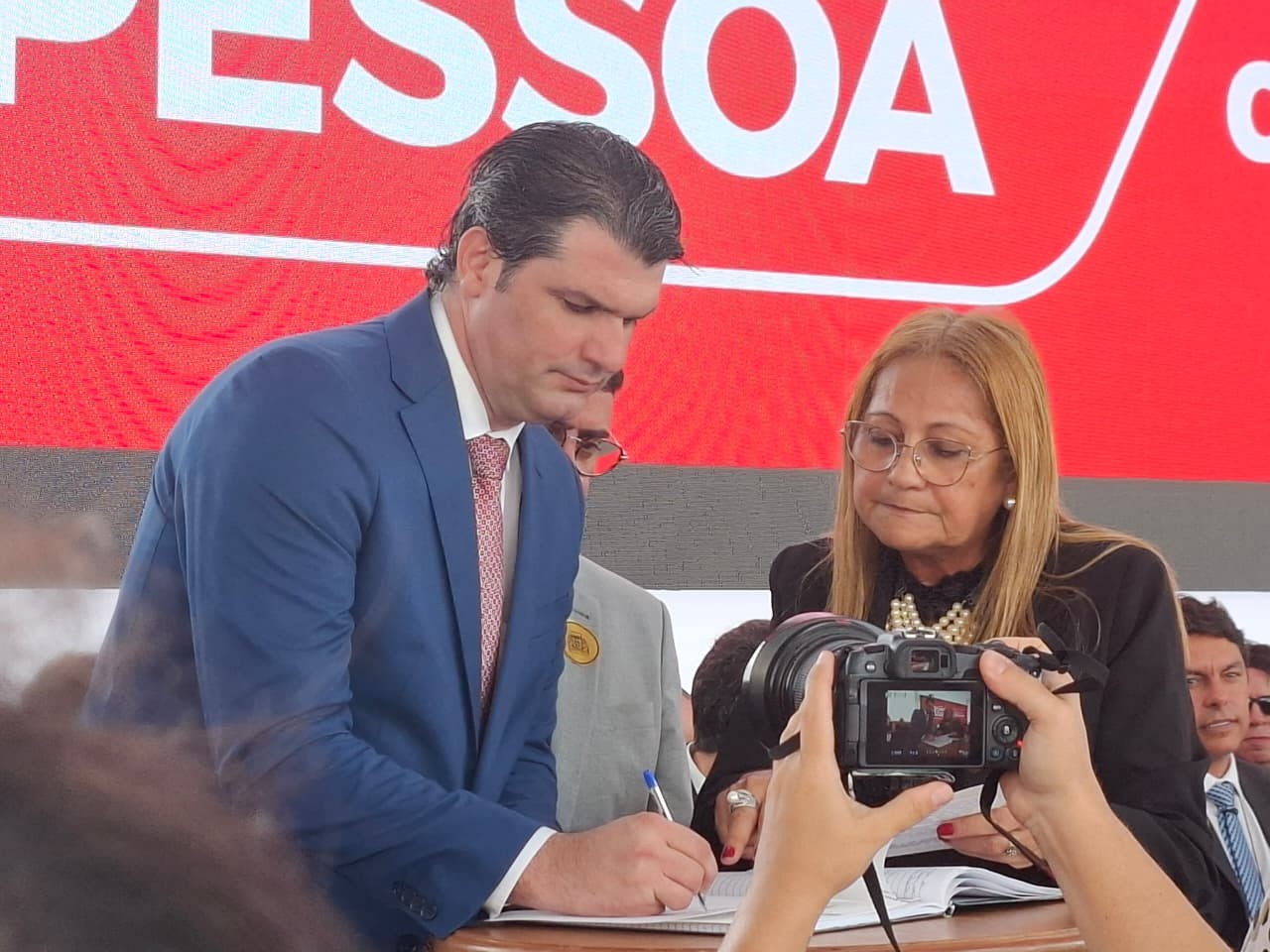 Leo Bezerra toma posse como prefeito de João Pessoa após renúncia de Cícero Lucena