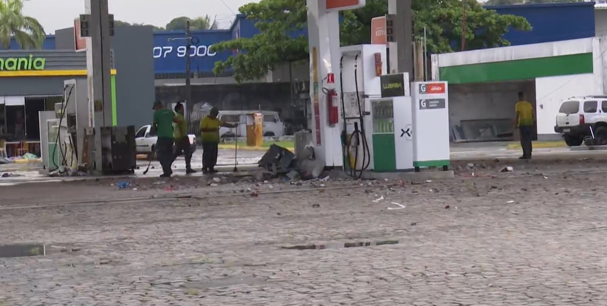 Suspeitos explodem cofre de posto de combustíveis na BR-101, em João Pessoa