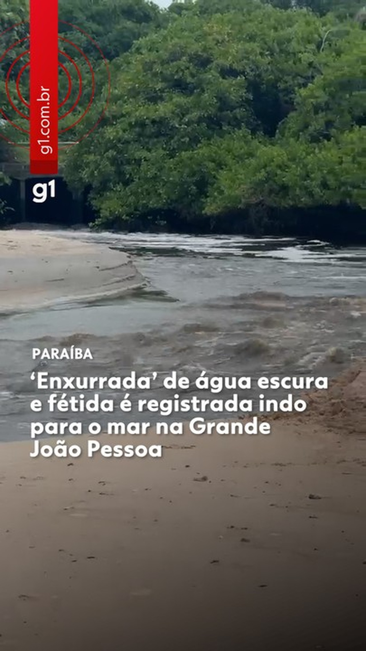'Enxurrada' de água escura e com mau cheiro é registrada desaguando em praia da grande João Pessoa; VÍDEO