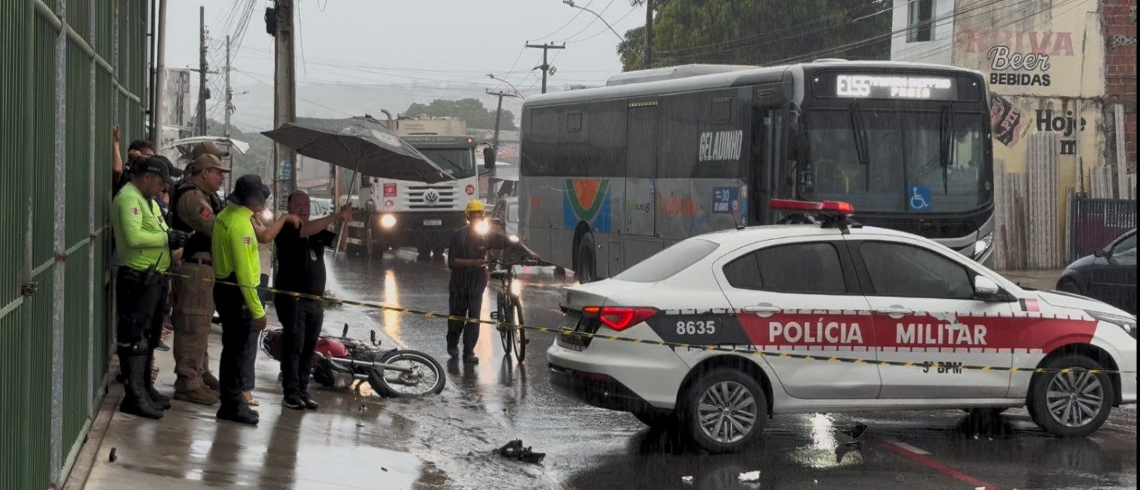 Vídeo mostra momento em que motorista de ônibus atropela motociclista após discussão de trânsito, em João Pessoa