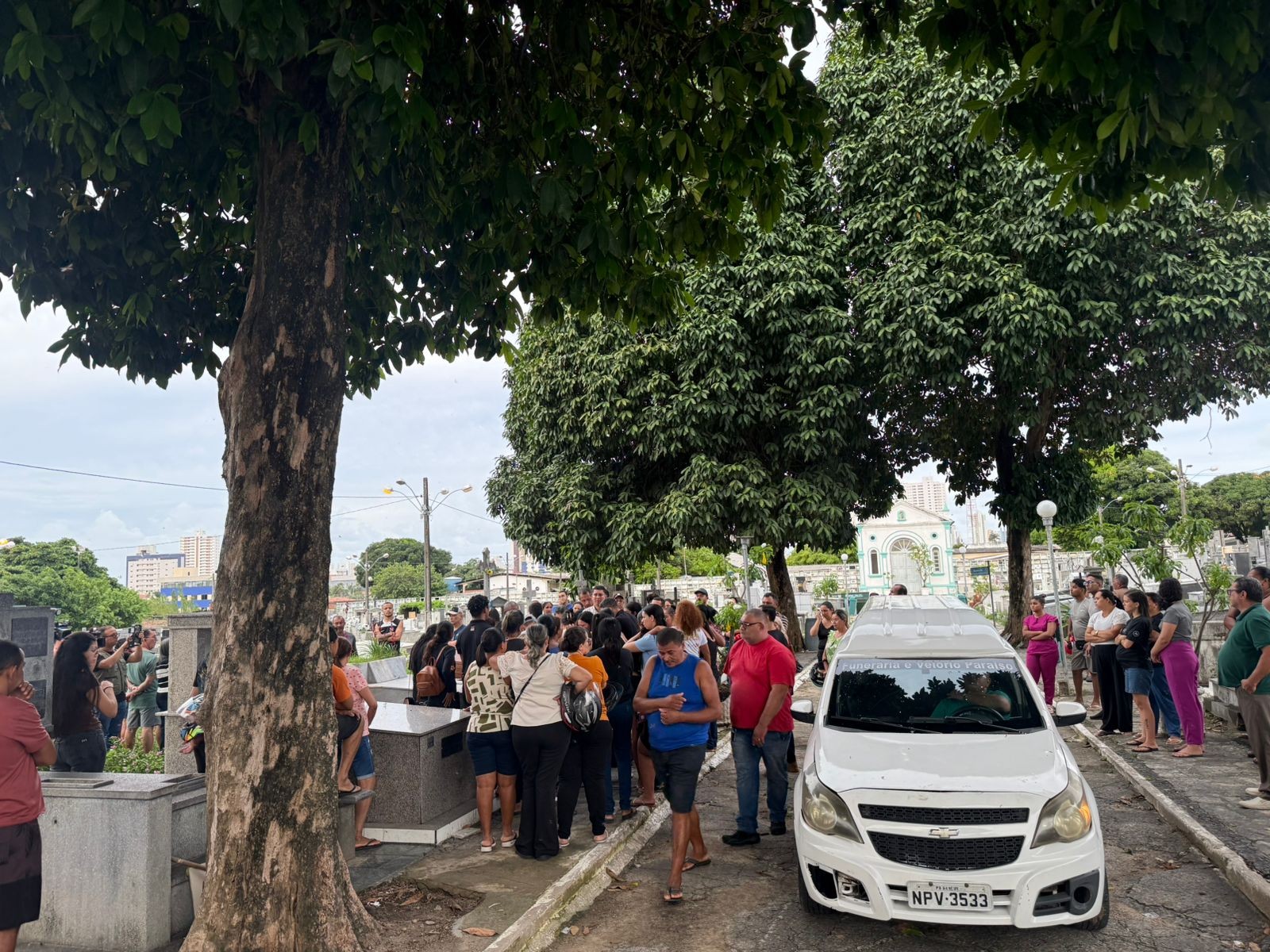Jovem que morreu após ser atropelado por motorista de ônibus em briga de trânsito é enterrado, em João Pessoa